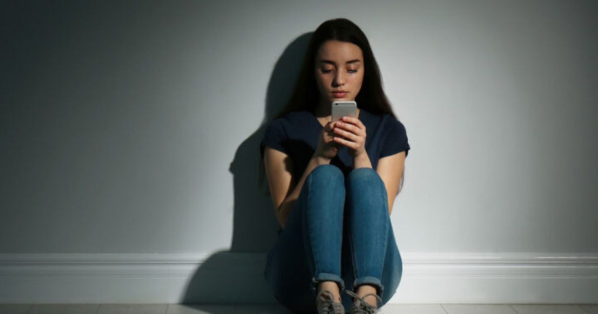 New Study Reveals A “Vicious Cycle” Between Reduced Social Connection And Increased Smartphone Use